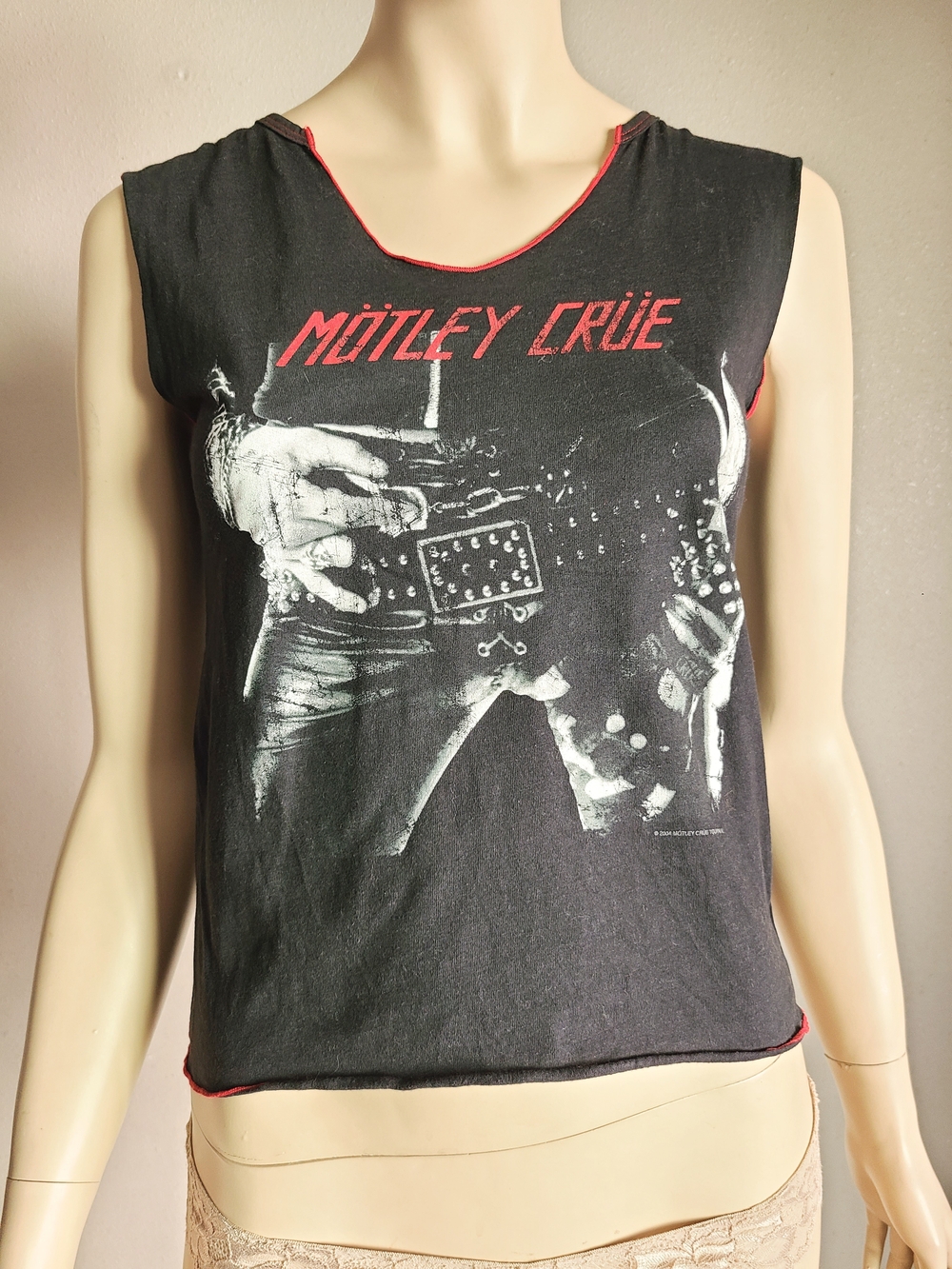 Mötley Crüe Black Graphic Tank Top with Red Trim